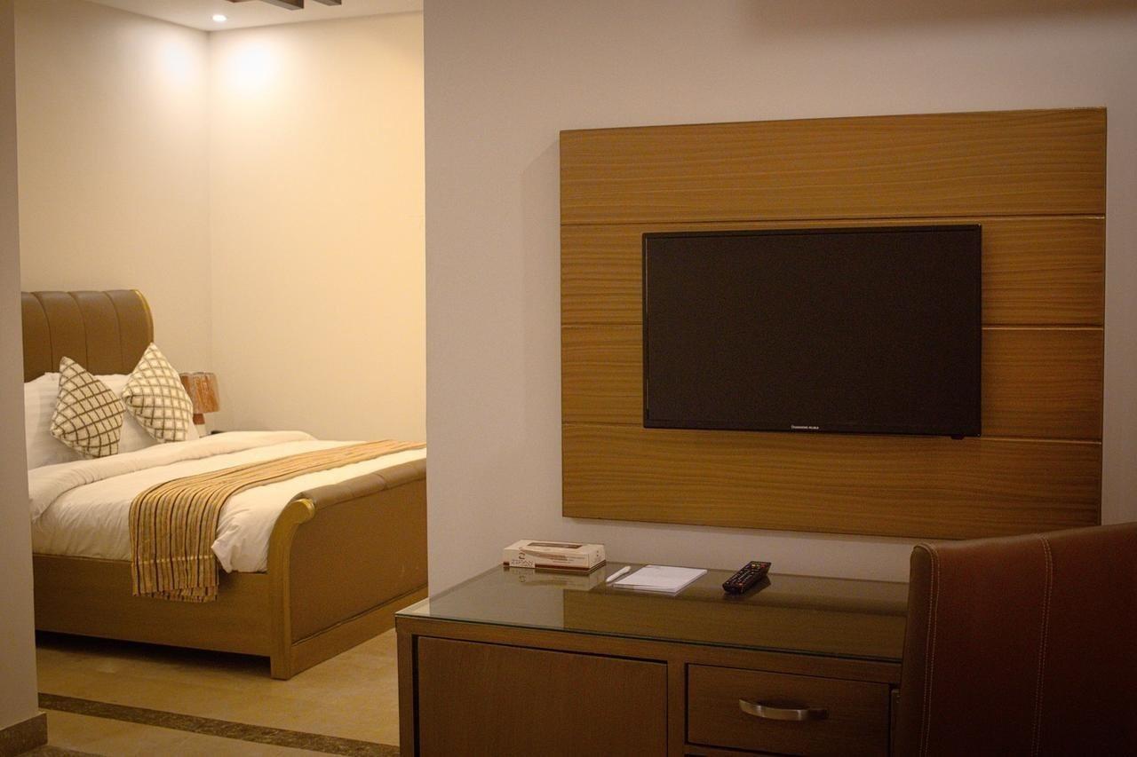 Zifan Hotel & Suites Karachi Exterior photo