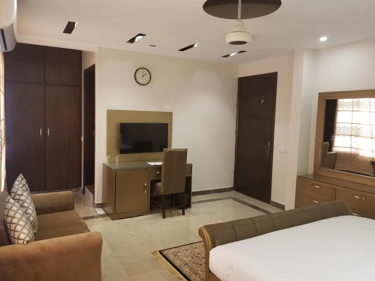 Zifan Hotel & Suites Karachi Exterior photo