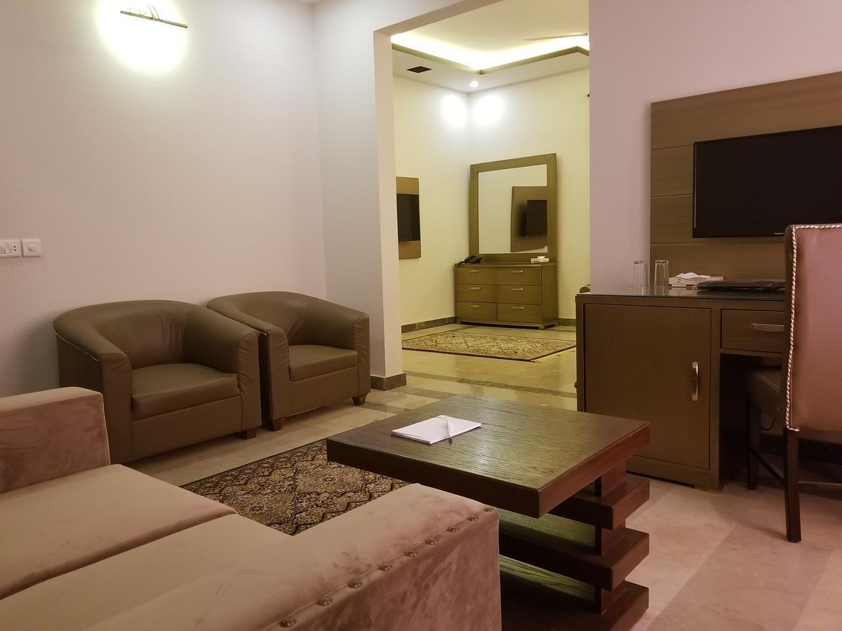 Zifan Hotel & Suites Karachi Exterior photo