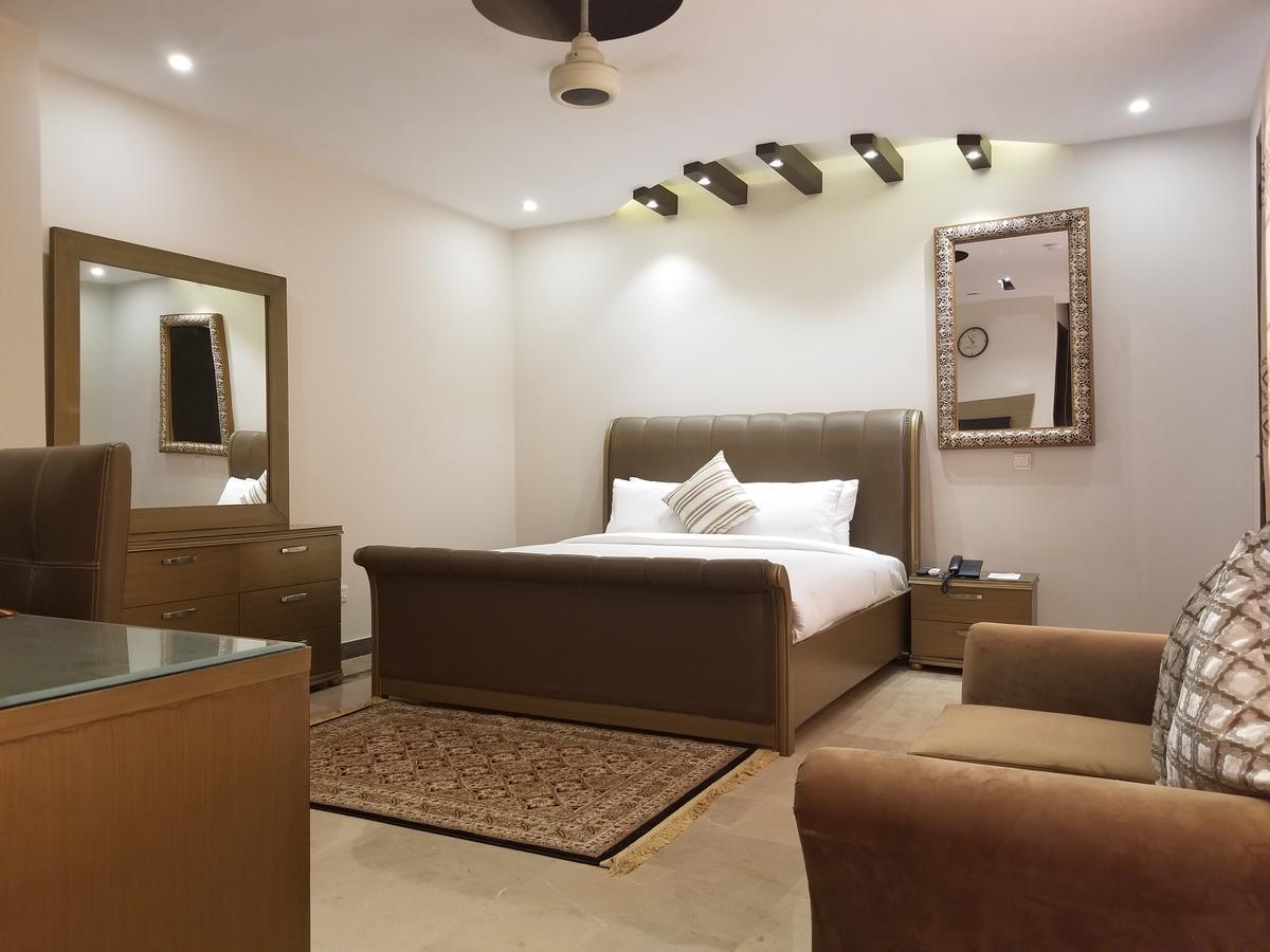 Zifan Hotel & Suites Karachi Exterior photo