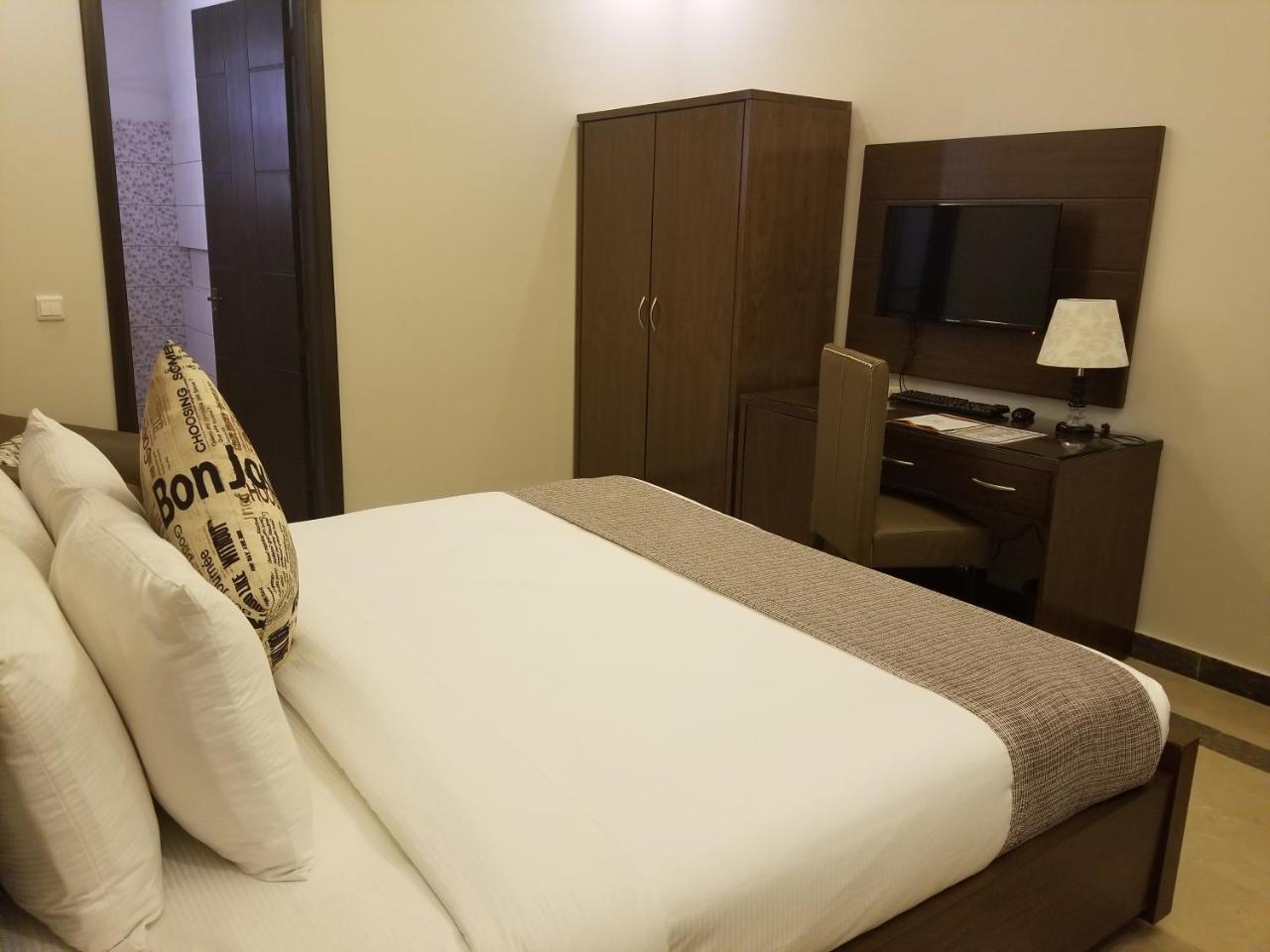 Zifan Hotel & Suites Karachi Exterior photo