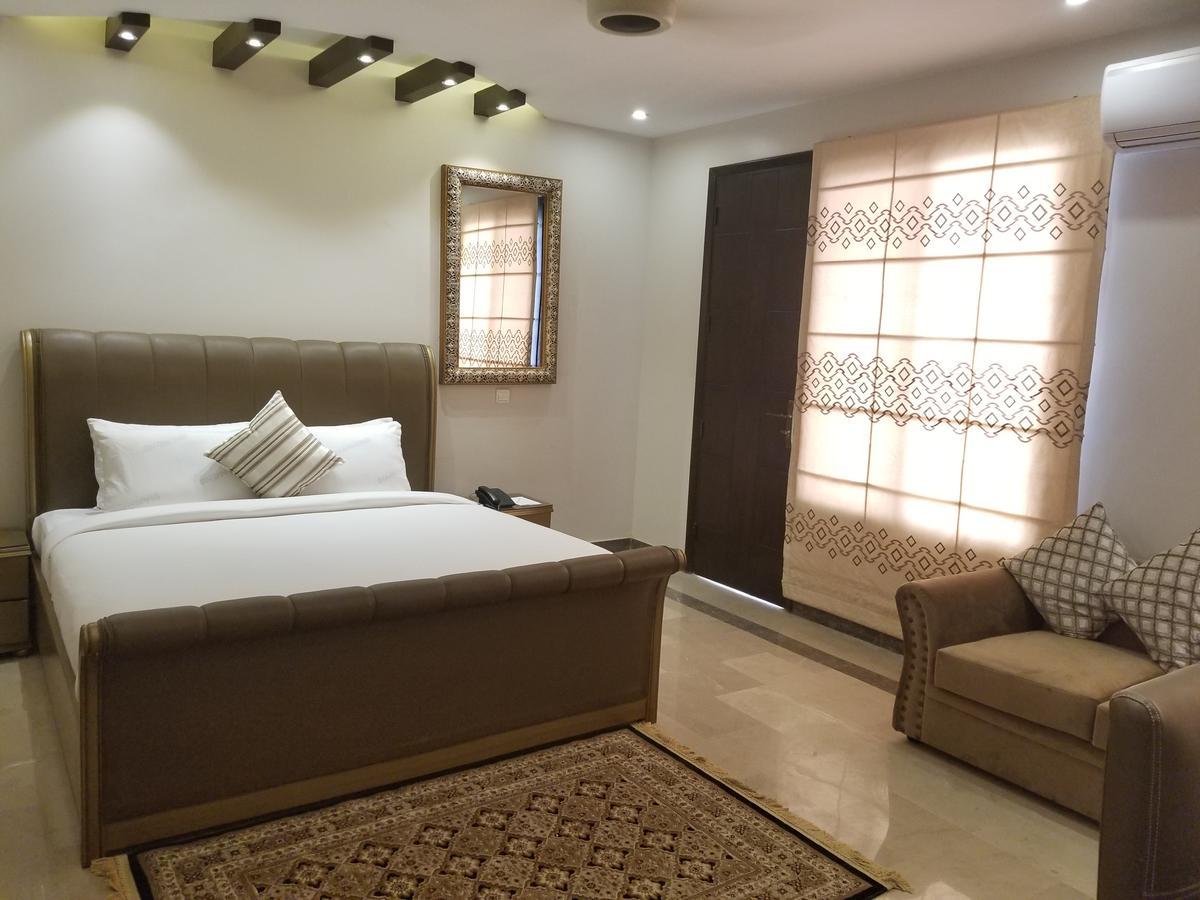 Zifan Hotel & Suites Karachi Exterior photo