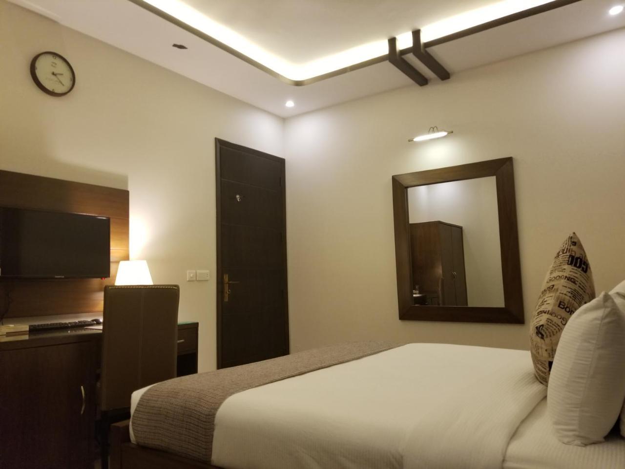 Zifan Hotel & Suites Karachi Exterior photo
