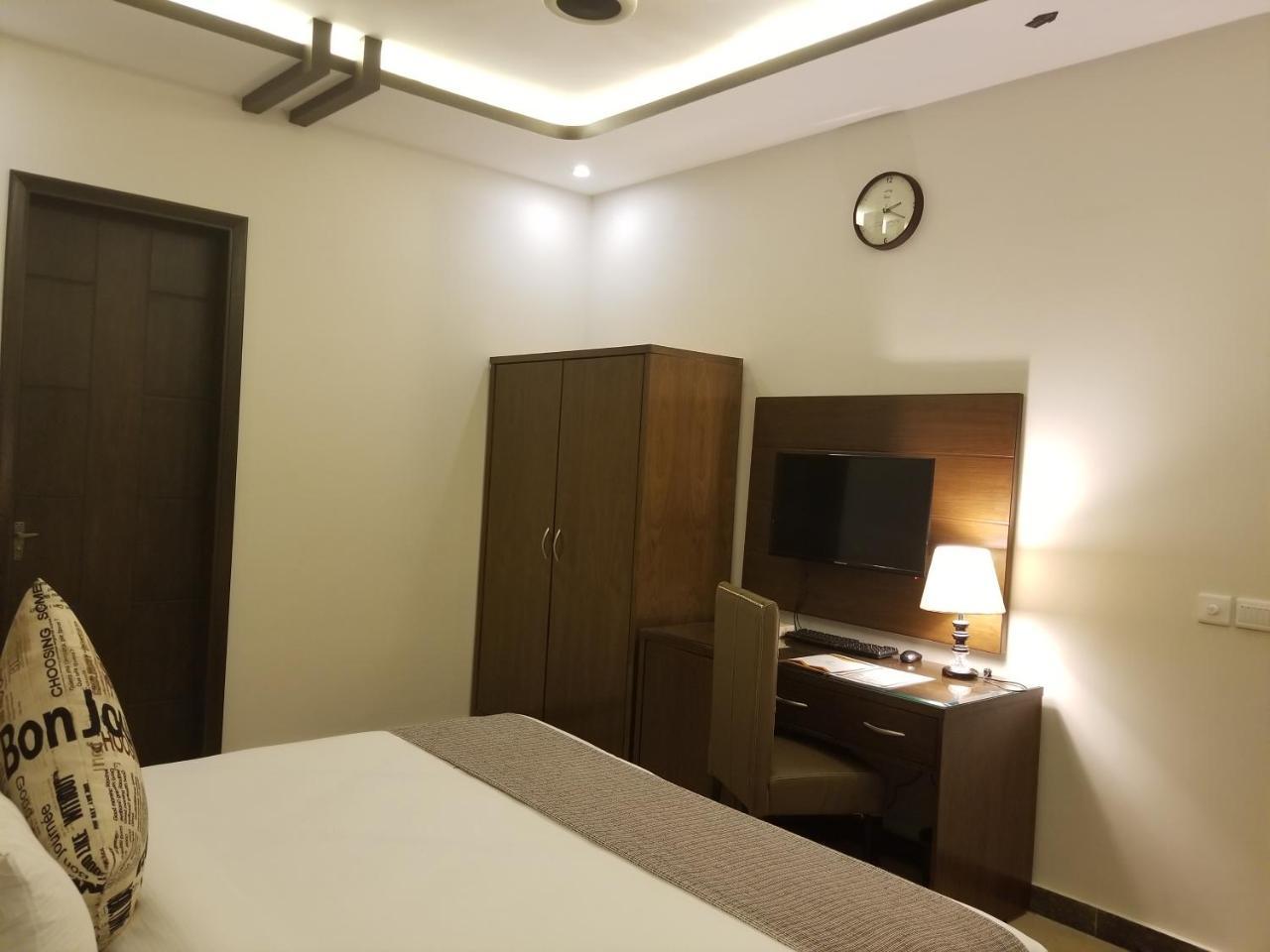 Zifan Hotel & Suites Karachi Exterior photo