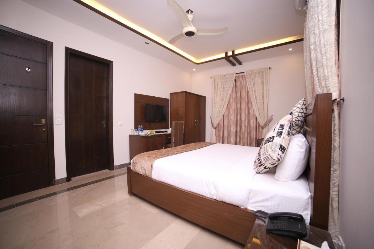 Zifan Hotel & Suites Karachi Exterior photo